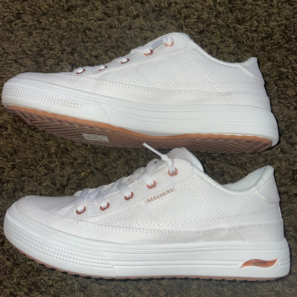 White Skechers Arch Support tennis shoes